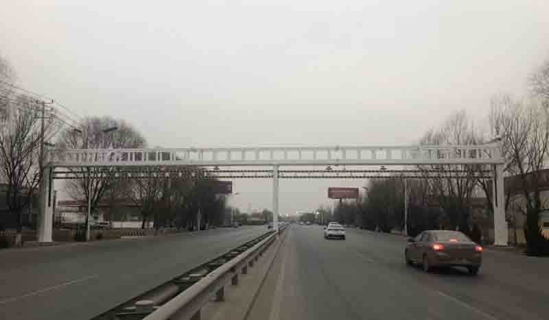 哈密公路限高杆